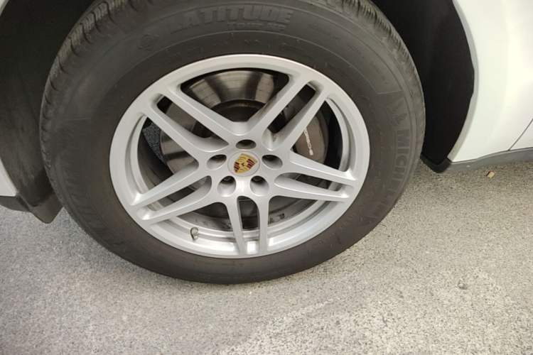 Used Porsche Macan 2017 Macan 2.0T Left Front Wheel Hub