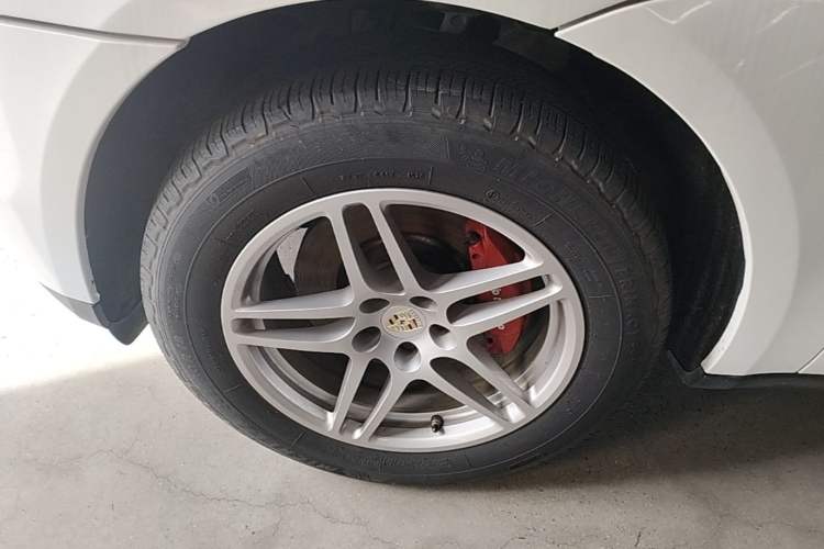 Used Porsche Macan 2017 Macan 2.0T Left Front Wheel Hub