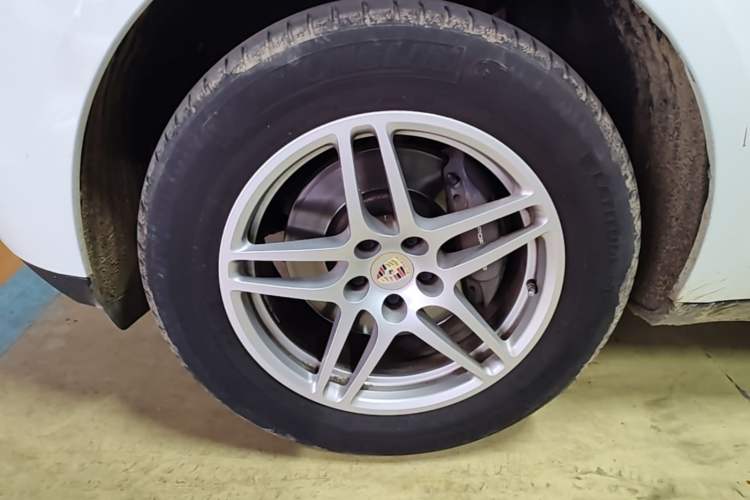 Used Porsche Macan 2017 Macan 2.0T Left Front Wheel Hub