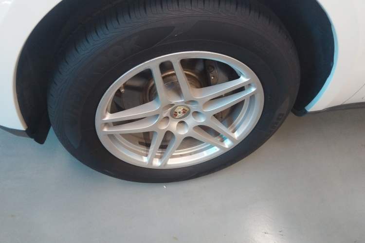 Used Porsche Macan 2017 Macan 2.0T Left Front Wheel Hub