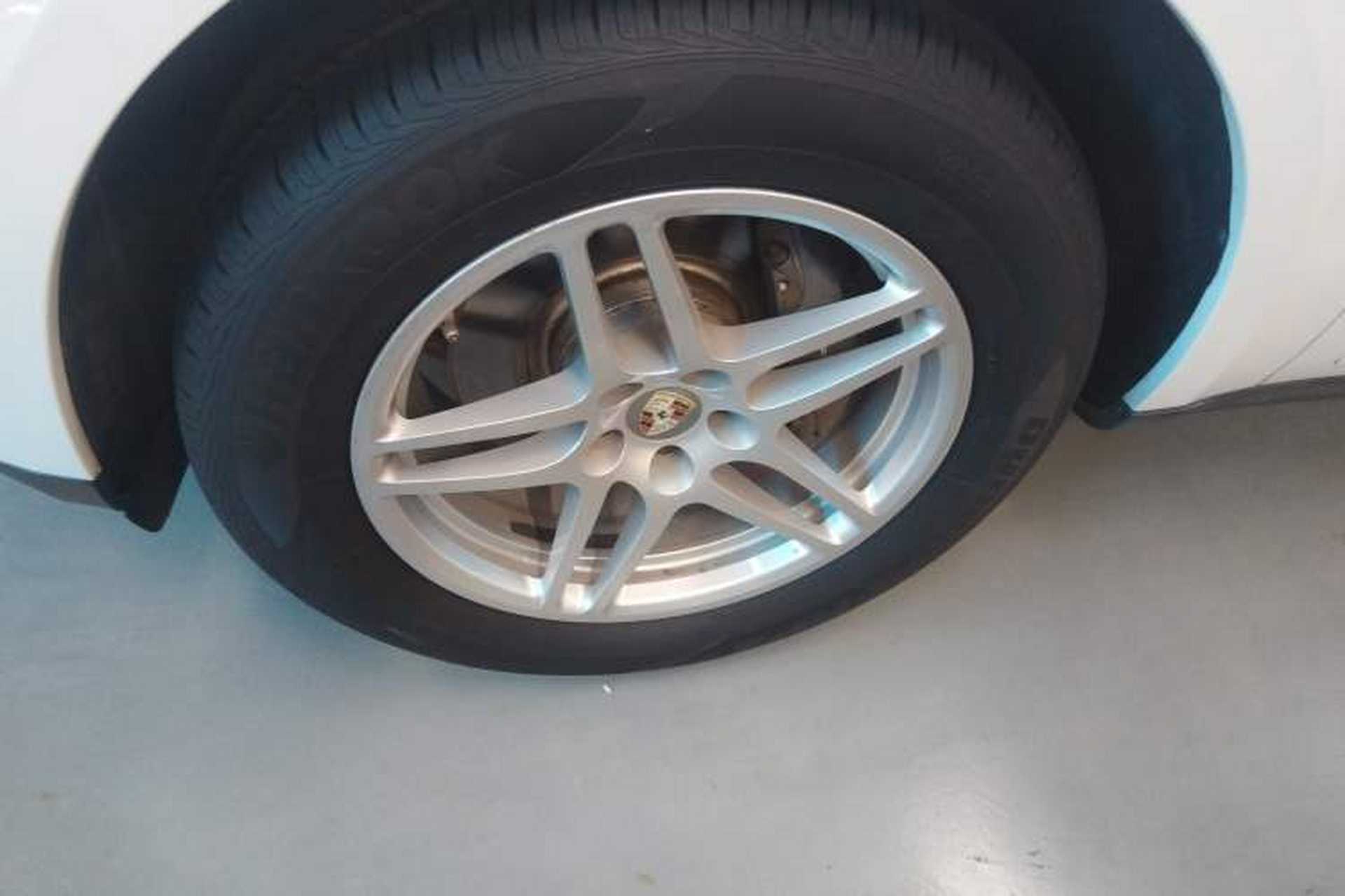 Used Porsche Macan 2017 Macan 2.0T Left Front Wheel Hub