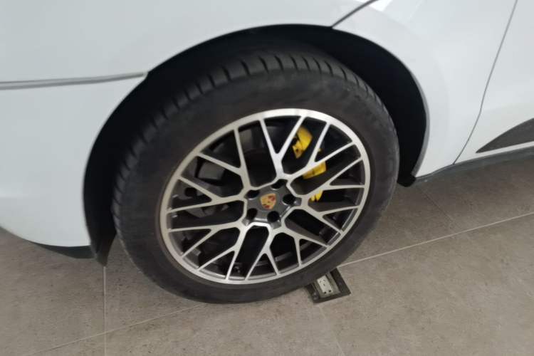 Used Porsche Macan 2017 Macan 2.0T Left Front Wheel Hub