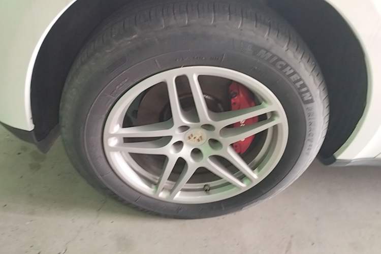 Used Porsche Macan 2017 Macan 2.0T Left Front Wheel Hub