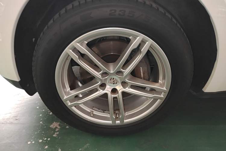 Used Porsche Macan 2017 Macan 2.0T Left Front Wheel Hub