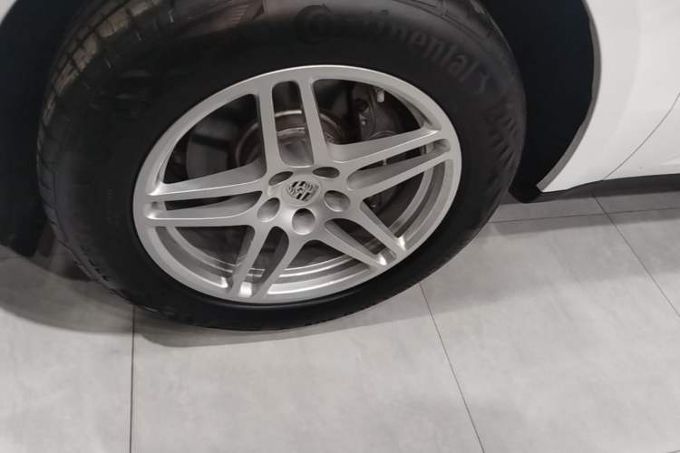 Used Porsche Macan 2017 Macan 2.0T Left Front Wheel Hub