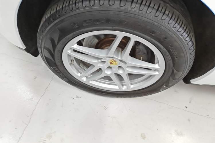 Used Porsche Macan 2017 Macan 2.0T Left Front Wheel Hub