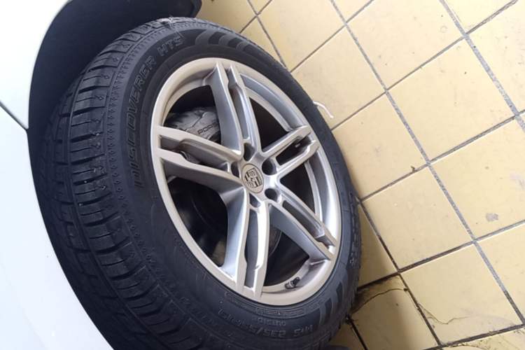 Used Porsche Macan 2017 Macan S 3.0T Left Front Wheel Hub