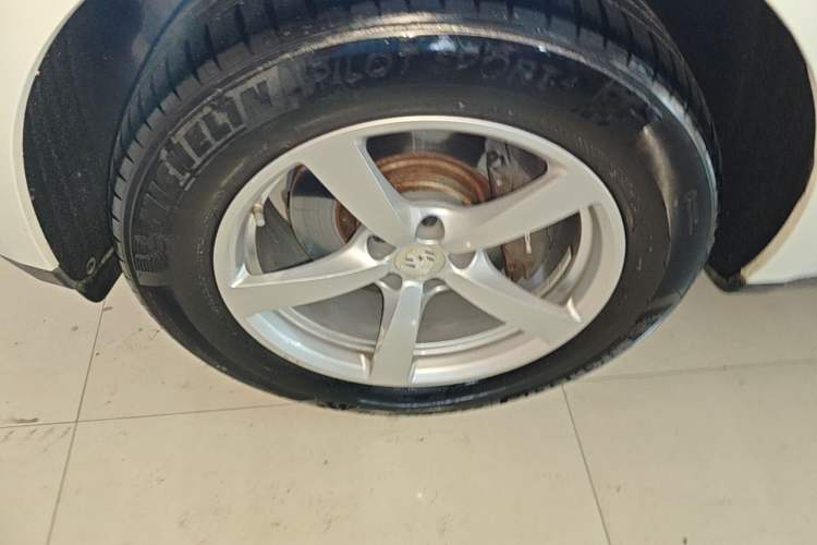 Used Porsche Macan 2017 Macan 2.0T Left Front Wheel Hub