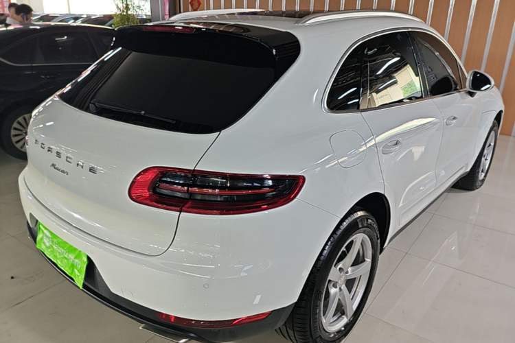 Used Porsche Macan 2017 Macan 2.0T Rear Right 45 Deg