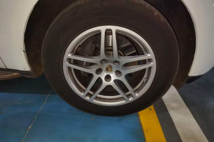 Used Porsche Macan 2017 Macan 2.0T Right Front Wheel Hub