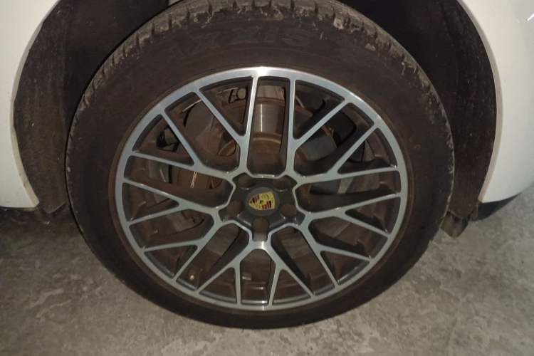 Used Porsche Macan 2017 Macan 2.0T Right Front Wheel Hub