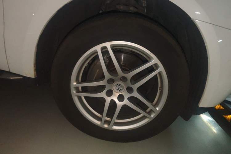Used Porsche Macan 2017 Macan 2.0T Right Front Wheel Hub