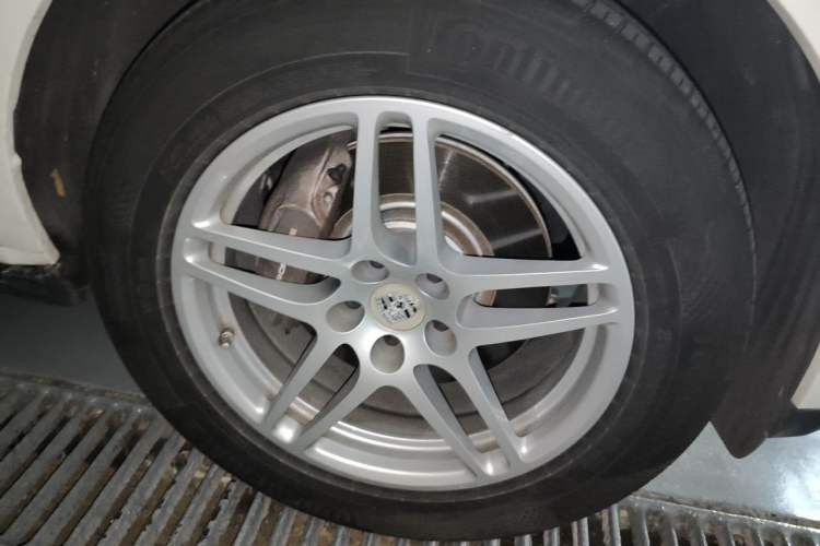 Used Porsche Macan 2017 Macan 2.0T Right Front Wheel Hub