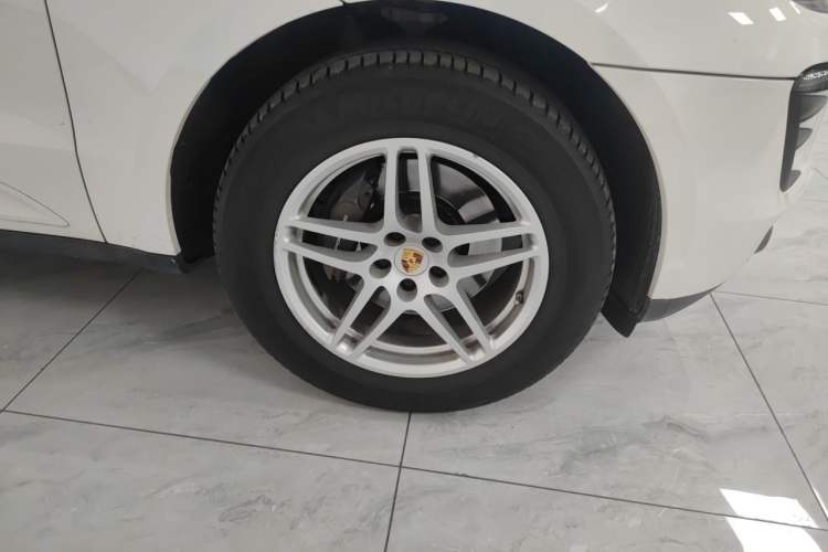 Used Porsche Macan 2017 Macan 2.0T Right Front Wheel Hub