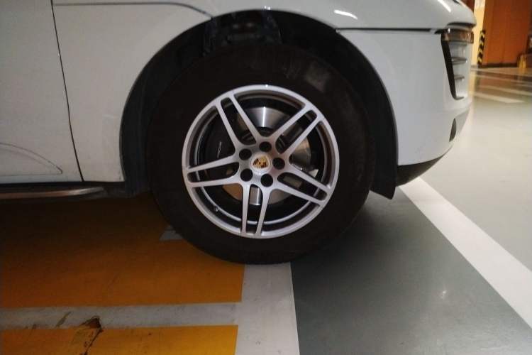 Used Porsche Macan 2017 Macan 2.0T Right Front Wheel Hub