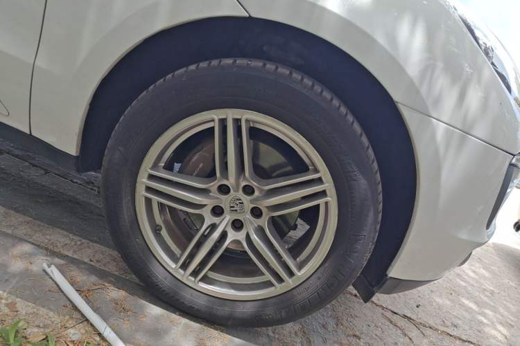 Used Porsche Macan 2017 Macan 2.0T Right Front Wheel Hub
