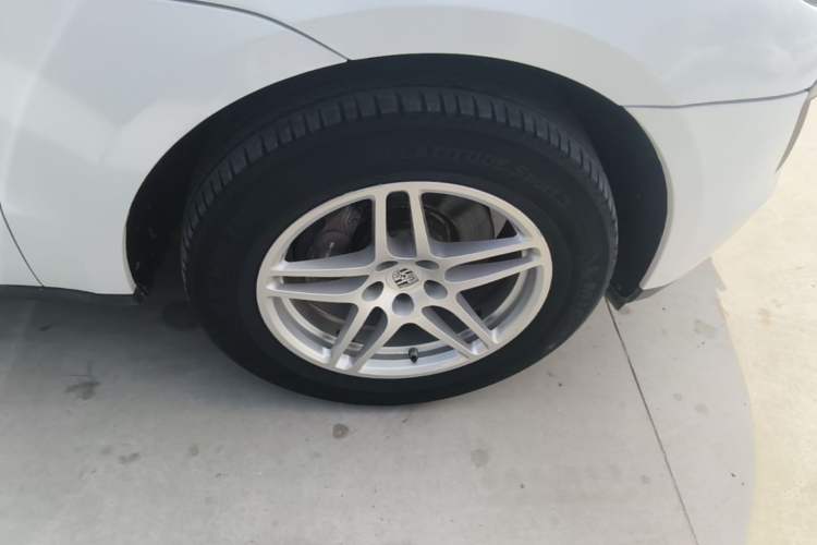 Used Porsche Macan 2017 Macan 2.0T Right Front Wheel Hub