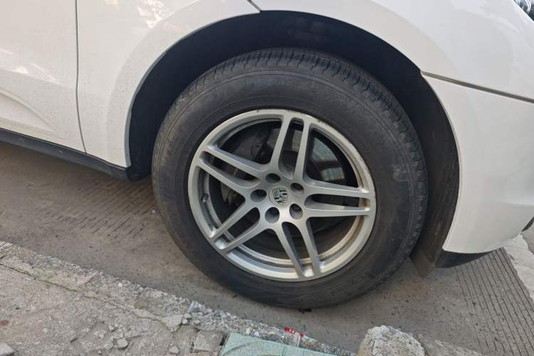 Used Porsche Macan 2017 Macan 2.0T Right Front Wheel Hub