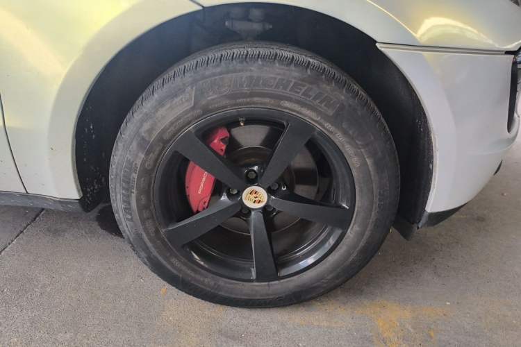 Used Porsche Macan 2017 Macan 2.0T Right Front Wheel Hub