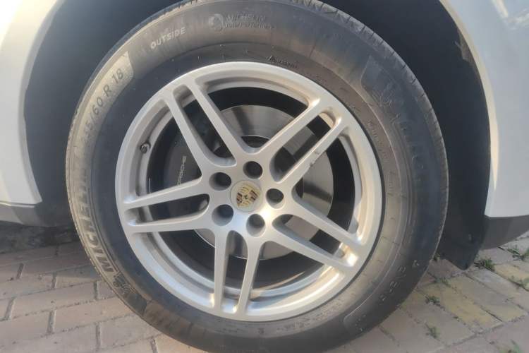 Used Porsche Macan 2017 Macan 2.0T Right Front Wheel Hub