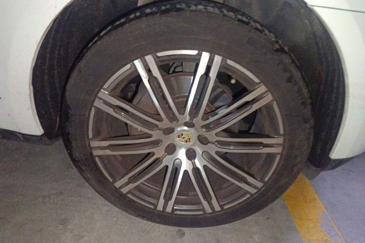 Used Porsche Macan 2017 Macan 2.0T Right Front Wheel Hub