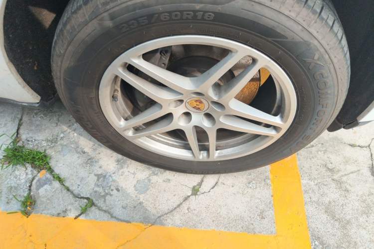 Used Porsche Macan 2017 Macan 2.0T Right Front Wheel Hub