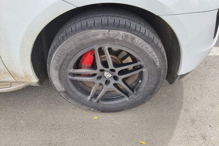 Used Porsche Macan 2017 Macan 2.0T Right Front Wheel Hub