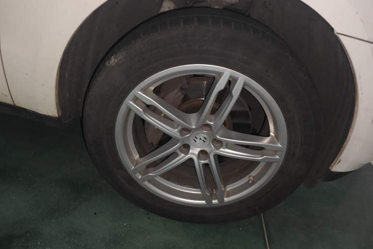 Used Porsche Macan 2017 Macan 2.0T Right Front Wheel Hub