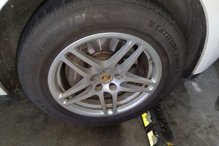 Used Porsche Macan 2017 Macan 2.0T Right Front Wheel Hub