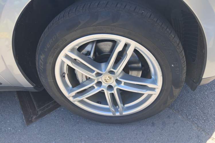 Used Porsche Macan 2017 Macan S 3.0T Right Front Wheel Hub