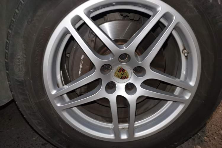Used Porsche Macan 2017 Macan 2.0T Right Front Wheel Hub