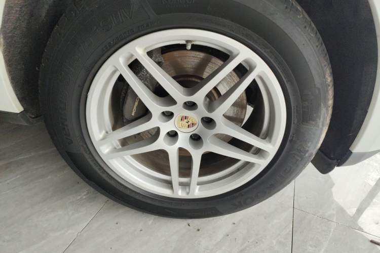 Used Porsche Macan 2017 Macan 2.0T Right Front Wheel Hub