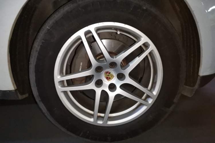 Used Porsche Macan 2017 Macan 2.0T Right Front Wheel Hub
