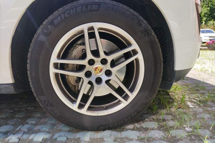 Used Porsche Macan 2017 Macan S 3.0T Right Front Wheel Hub