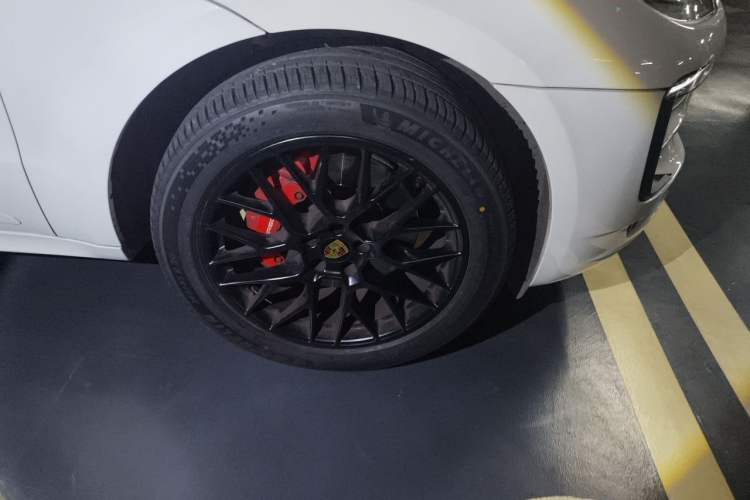 Used Porsche Macan 2017 Macan GTS 3.0T Right Front Wheel Hub