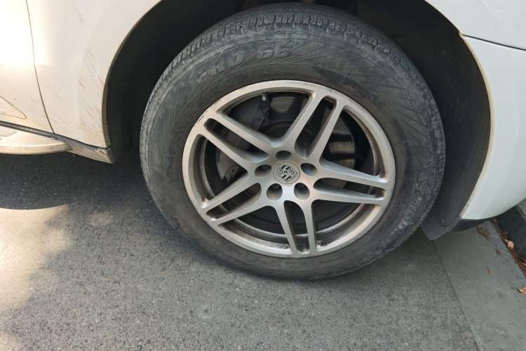 Used Porsche Macan 2017 Macan 2.0T Right Front Wheel Hub