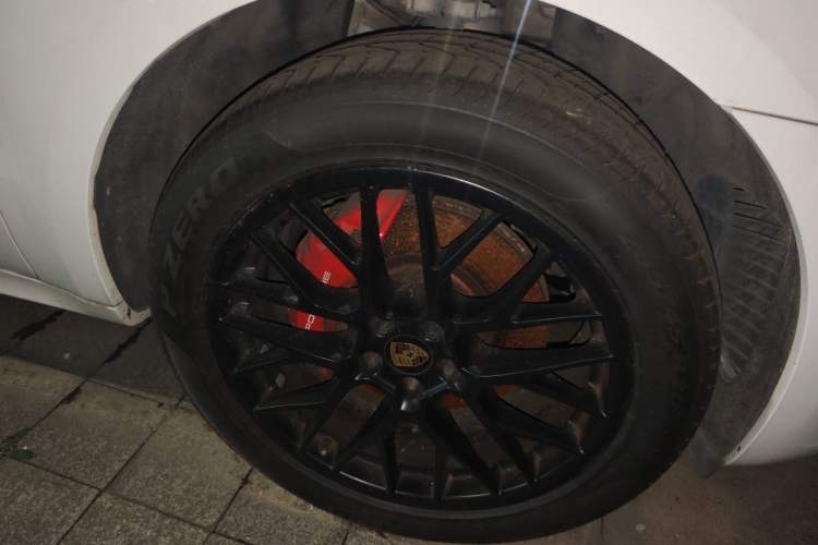 Used Porsche Macan 2017 Macan GTS 3.0T Right Front Wheel Hub