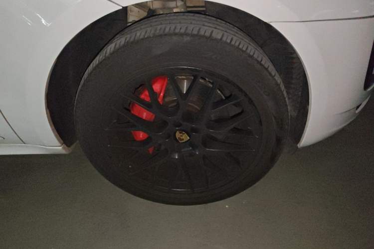 Used Porsche Macan 2017 Macan GTS 3.0T Right Front Wheel Hub
