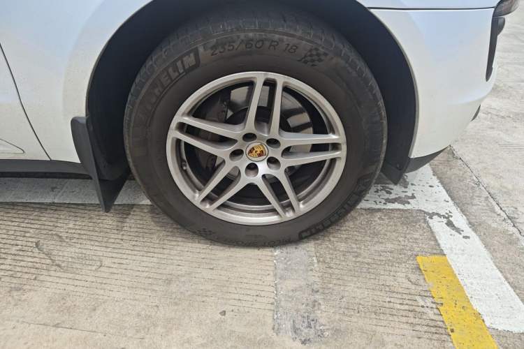 Used Porsche Macan 2017 Macan 2.0T Right Front Wheel Hub