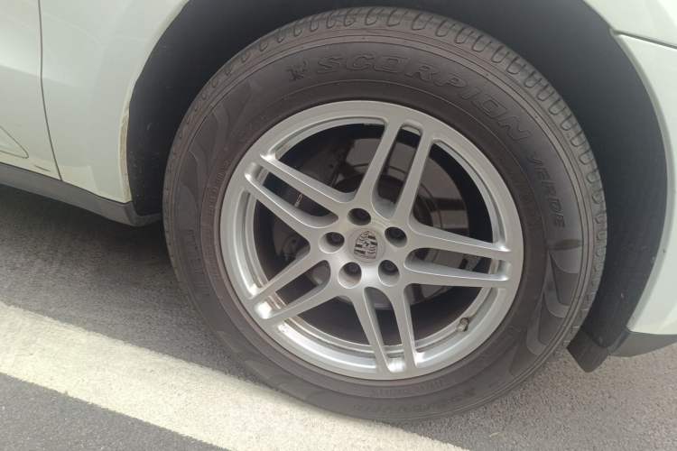 Used Porsche Macan 2017 Macan 2.0T Right Front Wheel Hub
