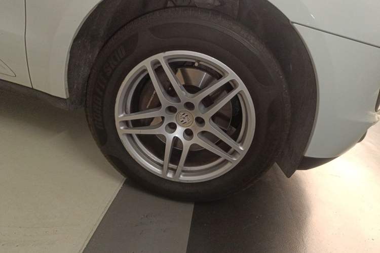 Used Porsche Macan 2017 Macan 2.0T Right Front Wheel Hub