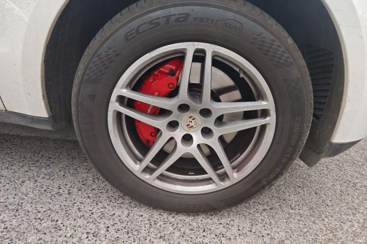 Used Porsche Macan 2017 Macan S 3.0T Right Front Wheel Hub