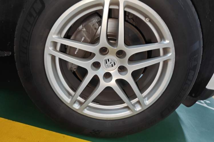 Used Porsche Macan 2017 Macan 2.0T Right Front Wheel Hub