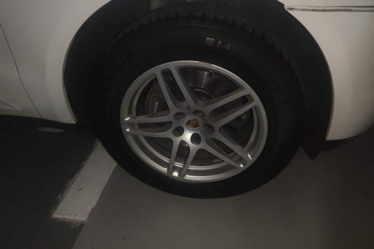 Used Porsche Macan 2017 Macan 2.0T Right Front Wheel Hub