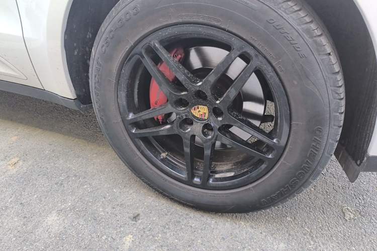 Used Porsche Macan 2017 Macan 2.0T Right Front Wheel Hub