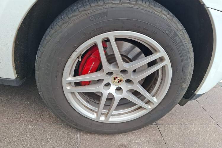 Used Porsche Macan 2017 Macan 2.0T Right Front Wheel Hub