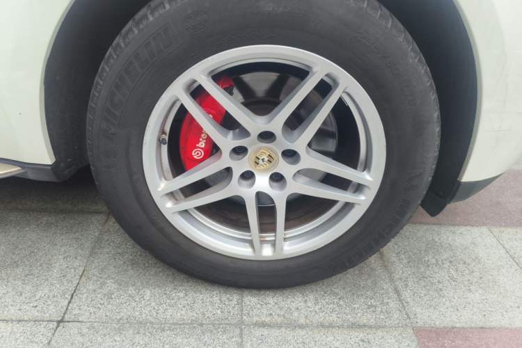 Used Porsche Macan 2017 Macan 2.0T Right Front Wheel Hub