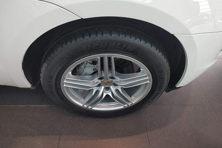 Used Porsche Macan 2017 Macan S 3.0T Right Front Wheel Hub