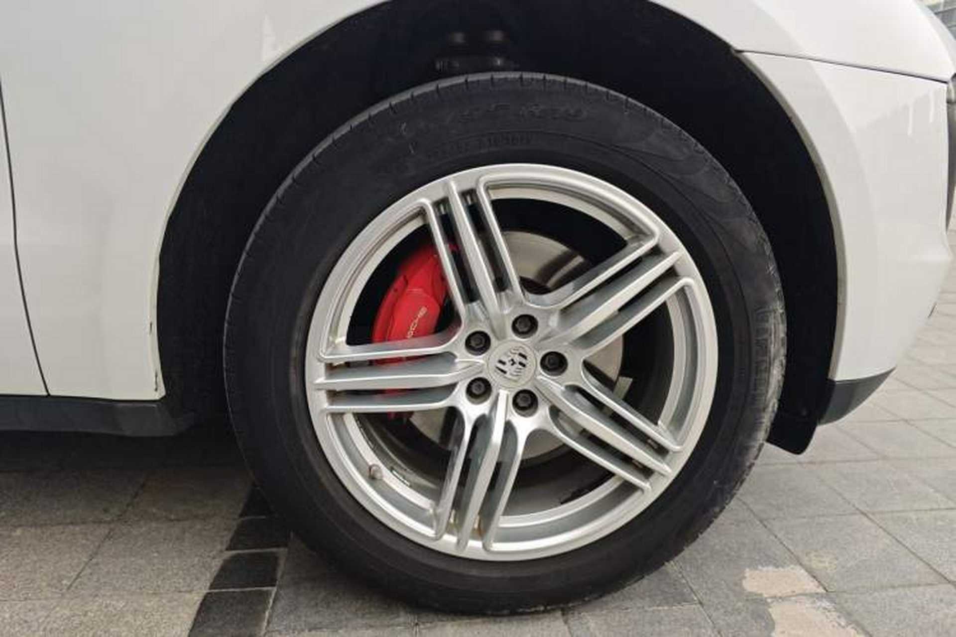 Used Porsche Macan 2017 Macan 2.0T Right Front Wheel Hub