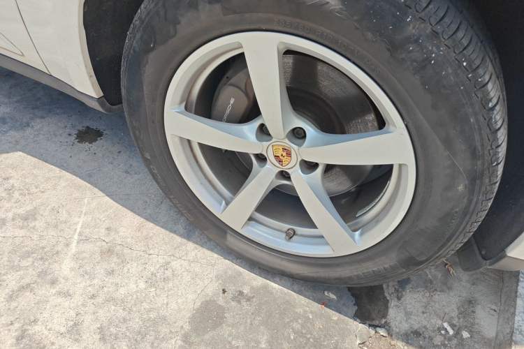 Used Porsche Macan 2017 Macan 2.0T Right Front Wheel Hub